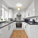 Colourful Home For Business & Leisure, West Yorkshire, Sleeps 7