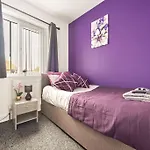 Colourful Home For Business & Leisure, West Yorkshire, Sleeps 7