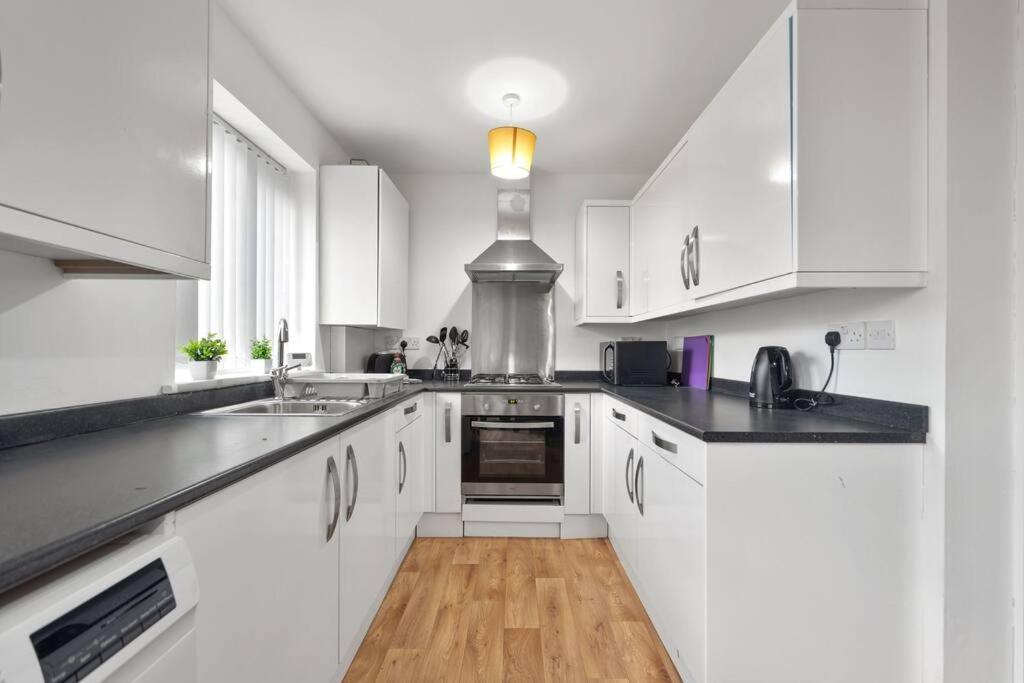 Colourful For Business & Leisure, West Yorkshire, Sleeps 7 Holiday home *