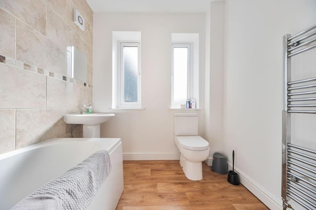 Colourful For Business & Leisure, West Yorkshire, Sleeps 7