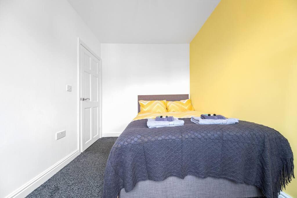 Colourful For Business & Leisure, West Yorkshire, Sleeps 7 * Bradford (West Yorkshire)