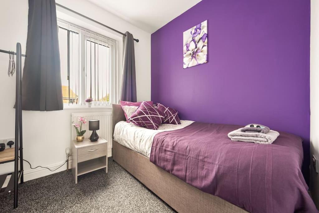 Colourful For Business & Leisure, West Yorkshire, Sleeps 7