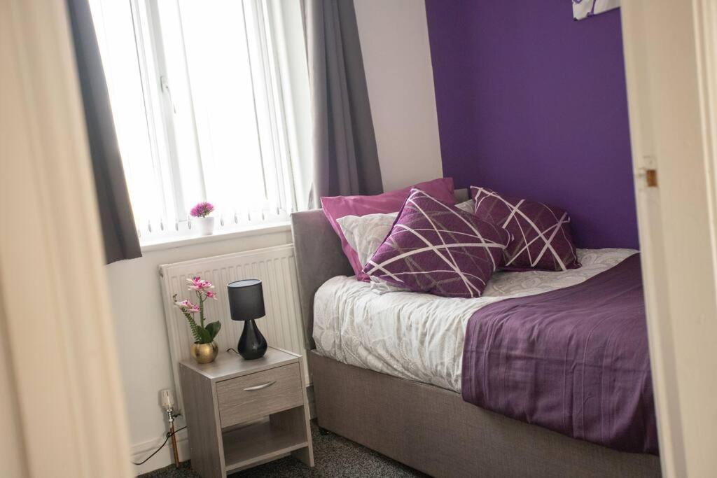 Colourful For Business & Leisure, West Yorkshire, Sleeps 7 Bradford (West Yorkshire)