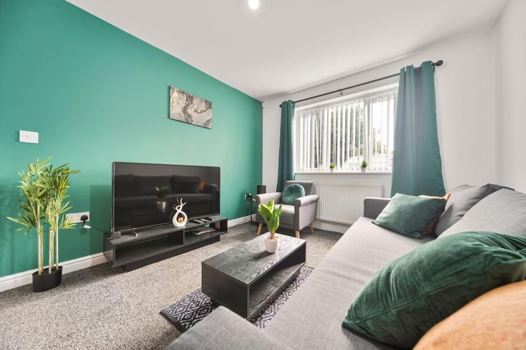 Colourful For Business & Leisure, West Yorkshire, Sleeps 7 Holiday home