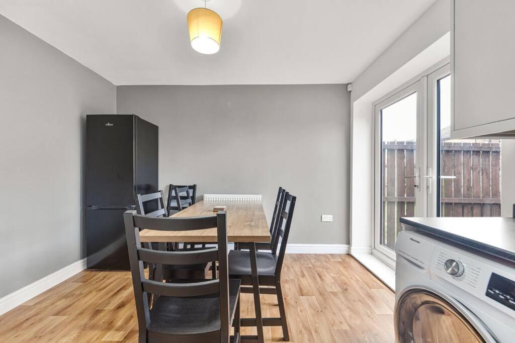 Holiday home Colourful For Business & Leisure, West Yorkshire, Sleeps 7 *