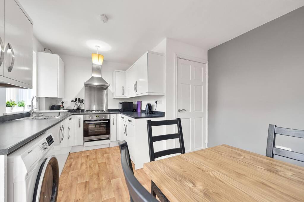Colourful For Business & Leisure, West Yorkshire, Sleeps 7 * Bradford (West Yorkshire)