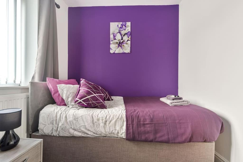 Colourful For Business & Leisure, West Yorkshire, Sleeps 7 Holiday home *