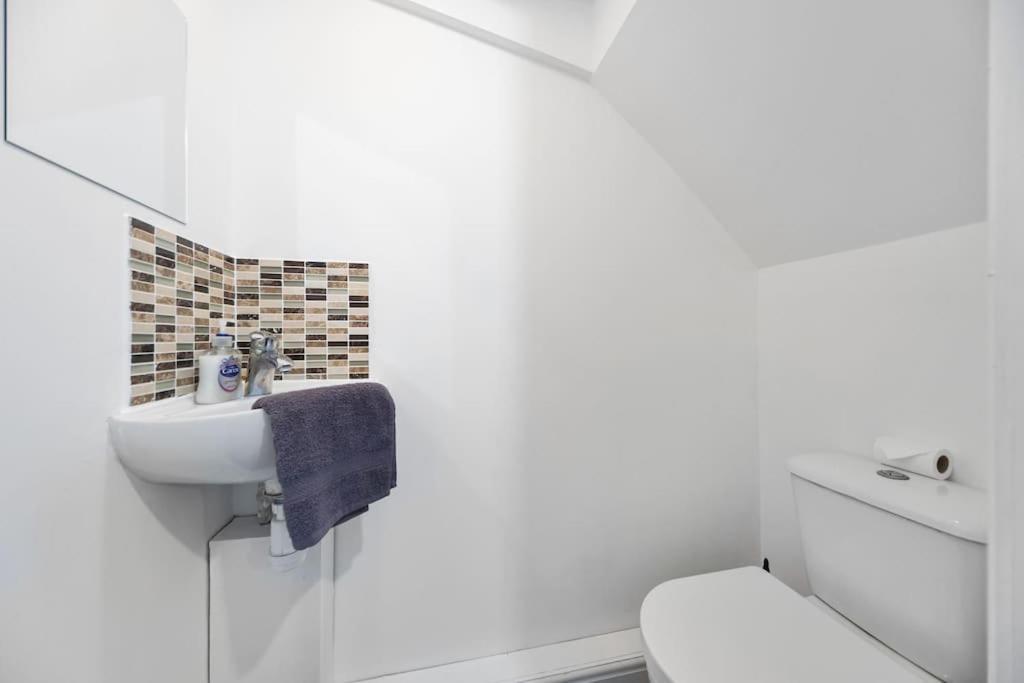Holiday home Colourful For Business & Leisure, West Yorkshire, Sleeps 7 *