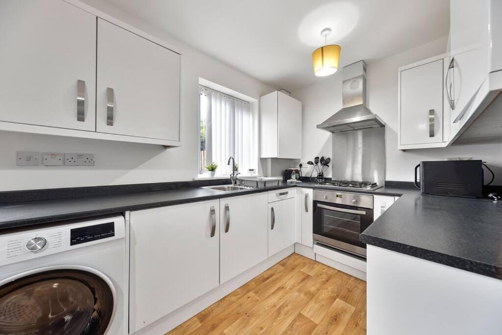 Colourful For Business & Leisure, West Yorkshire, Sleeps 7 Holiday home