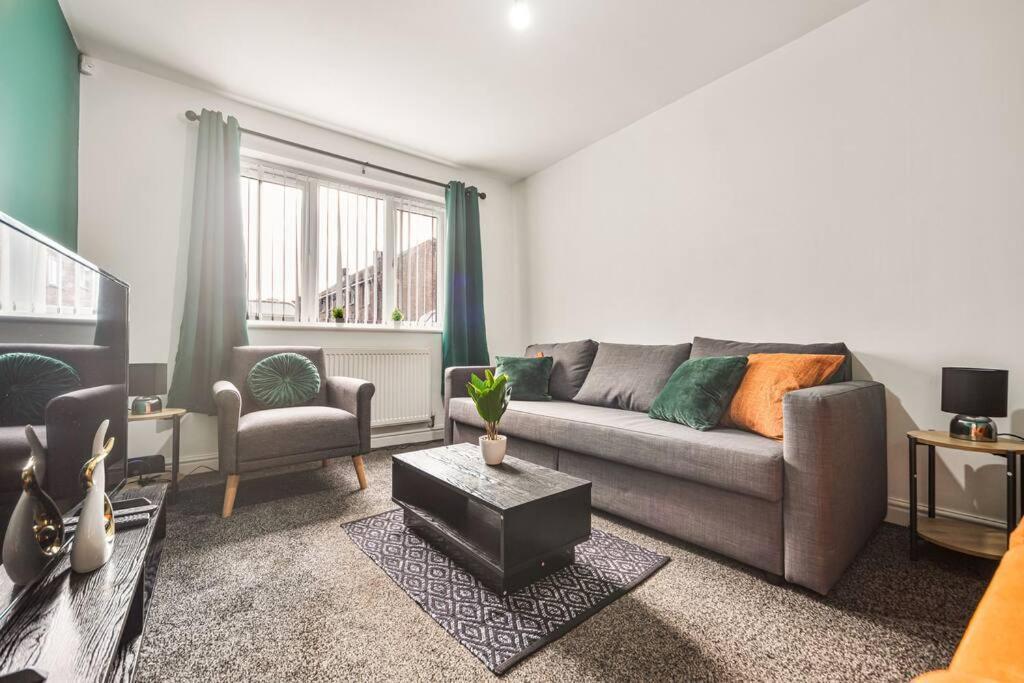 Colourful For Business & Leisure, West Yorkshire, Sleeps 7 Holiday home Bradford (West Yorkshire)